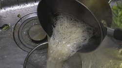 Se divorció de su mujer porque solo cocinaba fideos
