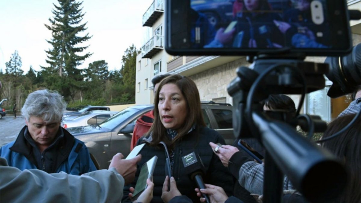 Carreras surfea entre los conflictos propios y ajenos