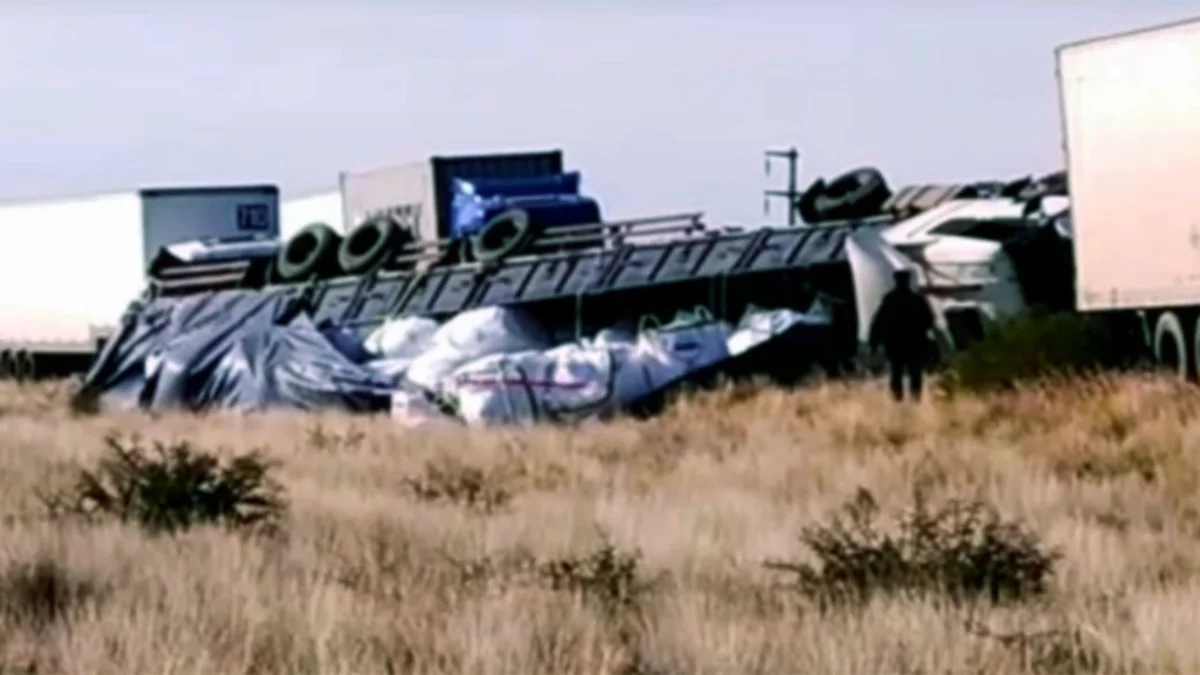 Se mareó y volcó el camión que manejaba