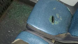 "Por diversión", con una gomera adolescentes apedrearon varios colectivos