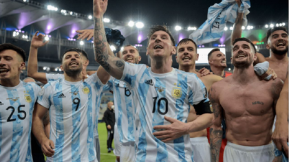 A Qatar con la camiseta que ganó en el Maracaná