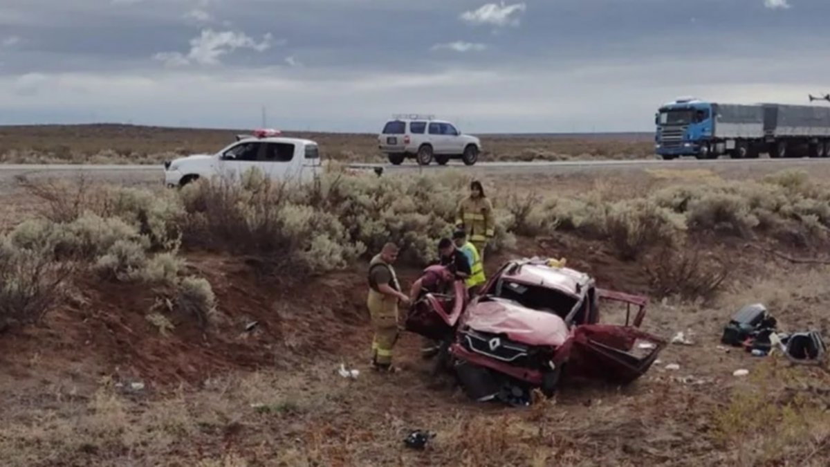 Mordió la banquina, volcó en la Ruta 237 y está grave