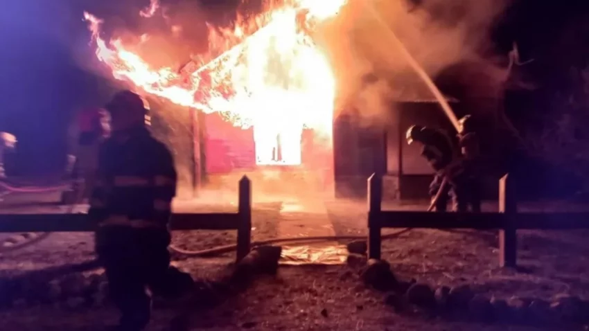 Fuego voraz y panfletos de un grupo mapuche