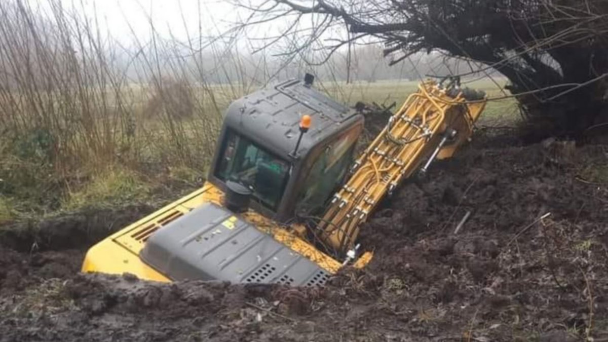 Una máquina municipal se hundió en la chacra del intendente