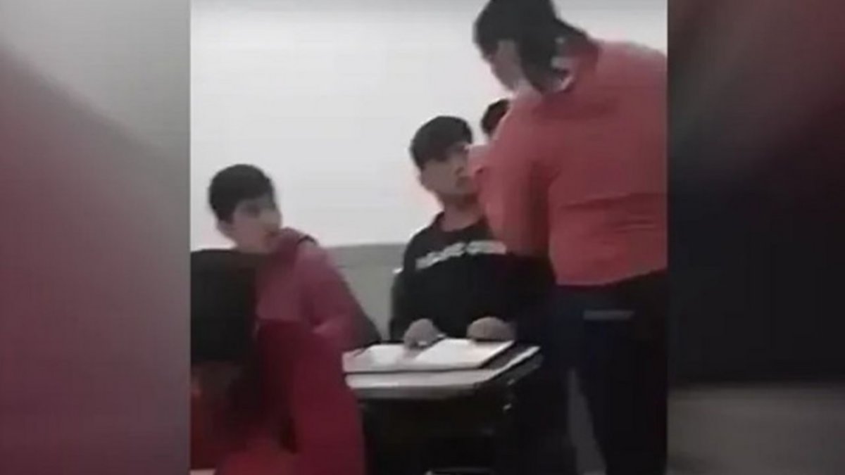 Video: Entró al aula de su hijo y cacheteó a su compañero