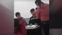 Video: Entró al aula de su hijo y cacheteó a su compañero