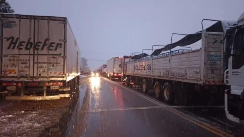 Sigue el paro de transportistas y el bloqueo en Ruta 22