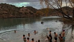 El placer helado de nadar en el Limay en pleno invierno