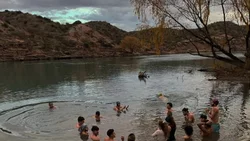 El placer helado de nadar en el Limay en pleno invierno