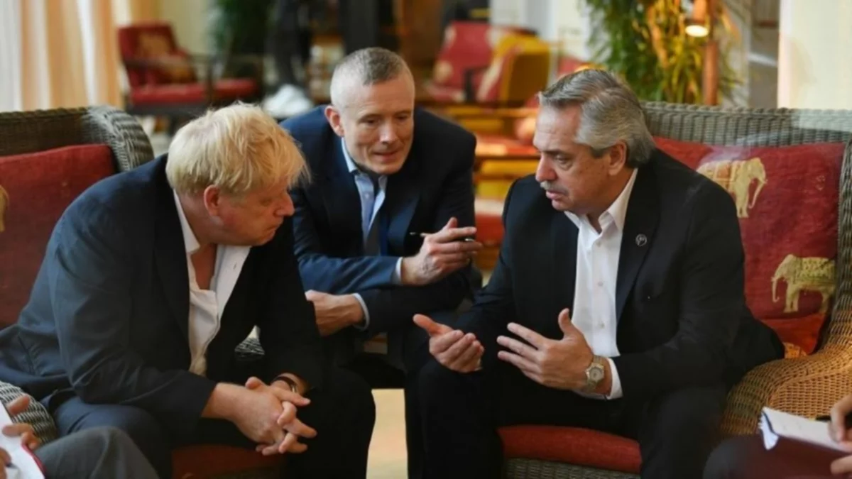 Frente a frente: Fernández con Boris Johnson por Malvinas