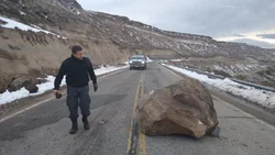 Cayeron rocas sobre la Ruta 40 y piden extremar las precauciones