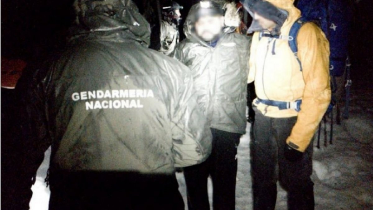 Dramático rescate en un cerro bajo una intensa nevada