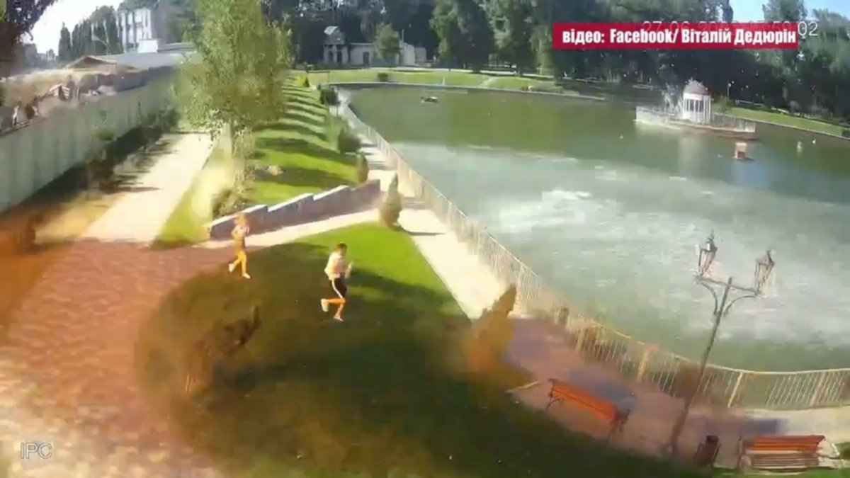 Impactantes imágenes de un misil ruso cayendo en un parque