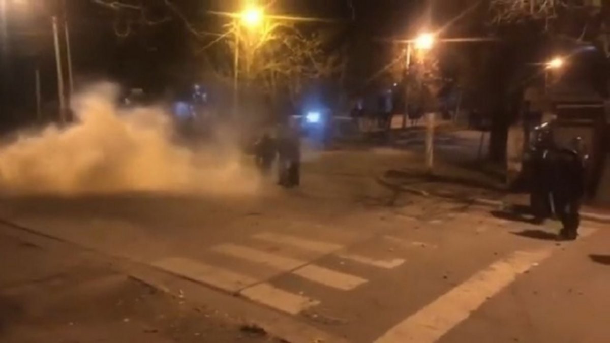 Maestro abusador: lo sacó la policía entre piedras y gases