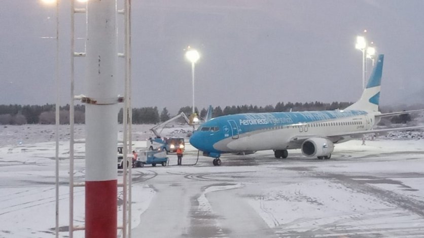 Bajo una intensa nevada llegó el primer vuelo desde San Pablo a Chapelco