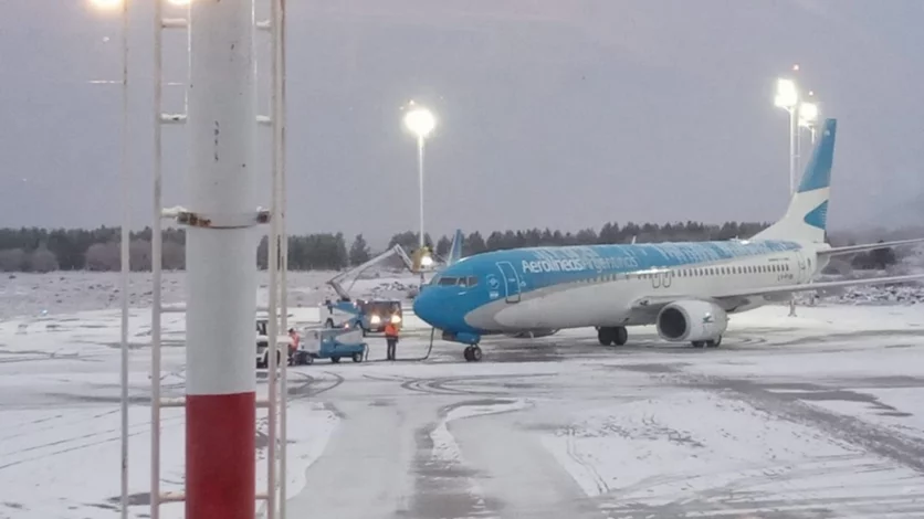 Bajo una intensa nevada llegó el primer vuelo desde San Pablo a Chapelco
