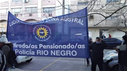 Retirados policiales reclamaron en Neuquén