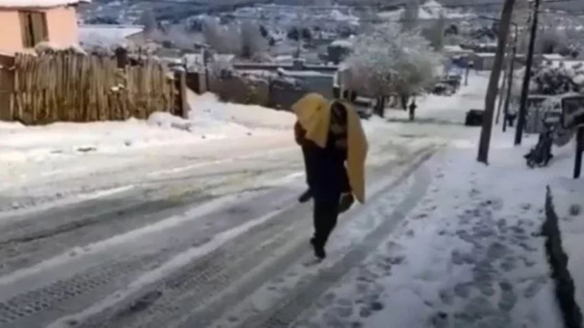 Entre la nieve, llevó a upa a una abuela al hospital