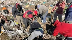 Siguen encontrando dólares en el basural de Las Parejas
