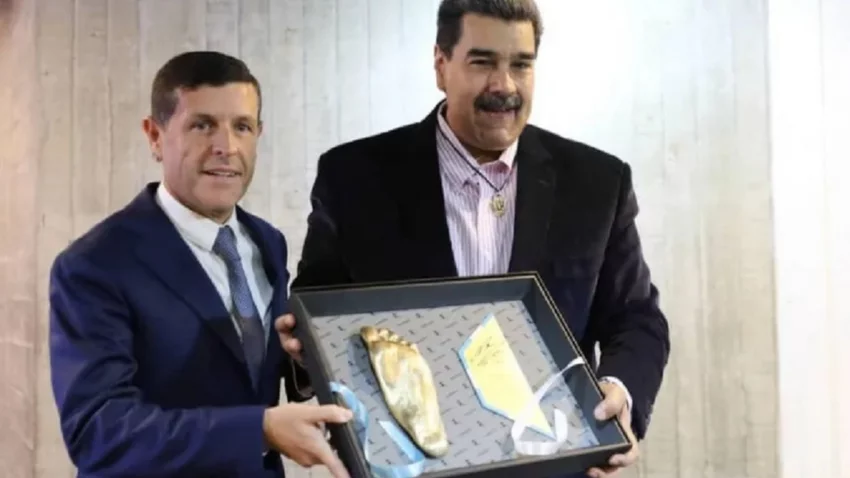 El raro presente que recibió Maduro en honor a Diego