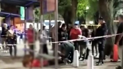 Una mujer murió tras quedar en medio de una balacera