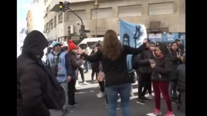 Una mujer se enfrentó con piqueteros y liberó la calle
