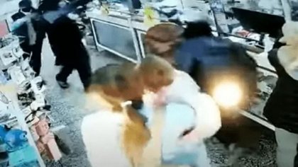 Video: asaltaron una farmacia y encañonaron a una niña de tres años