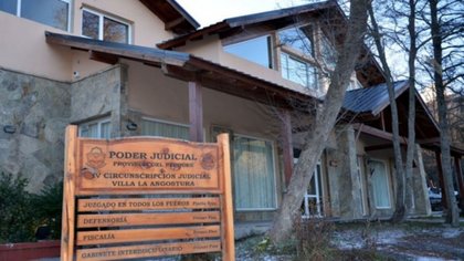 Una mujer sigue internada y ordenaron la captura del tirador