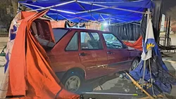 En la madrugada, un auto se llevó puesto el acampe policial