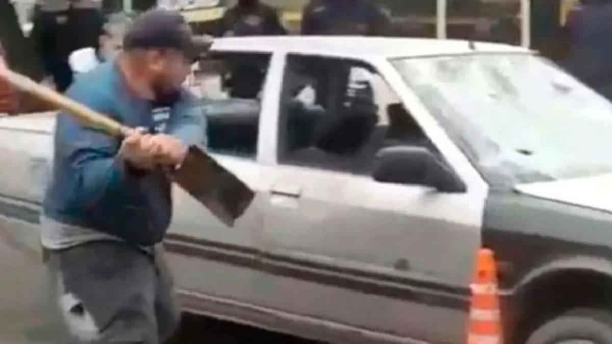Enfurecido por un control vehicular, destrozó su auto... ¡Con una pala!