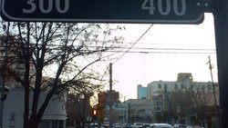 Una calle de Neuquén y el ingenio del hincha