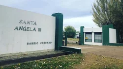Robo en un barrio privado: cinco delincuentes maniataron a una familia