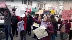 Paro y marcha: insultos entre docentes y padres del Jardín 31