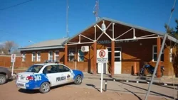 Tres años de tobillera por golpear a su ex y su familia