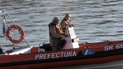 Manejaba borracho una lancha en el río: chocó a un bote y lo partió a la mitad