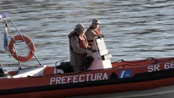 Manejaba borracho una lancha en el río: chocó a un bote y lo partió a la mitad