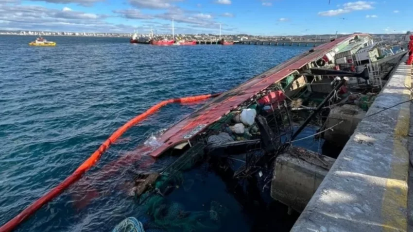 Desesperación por salvar un buque que se hundió lentamente en el muelle