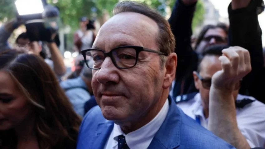 Otro golpe para Kevin Spacey: tendrá que pagar millones de dólares