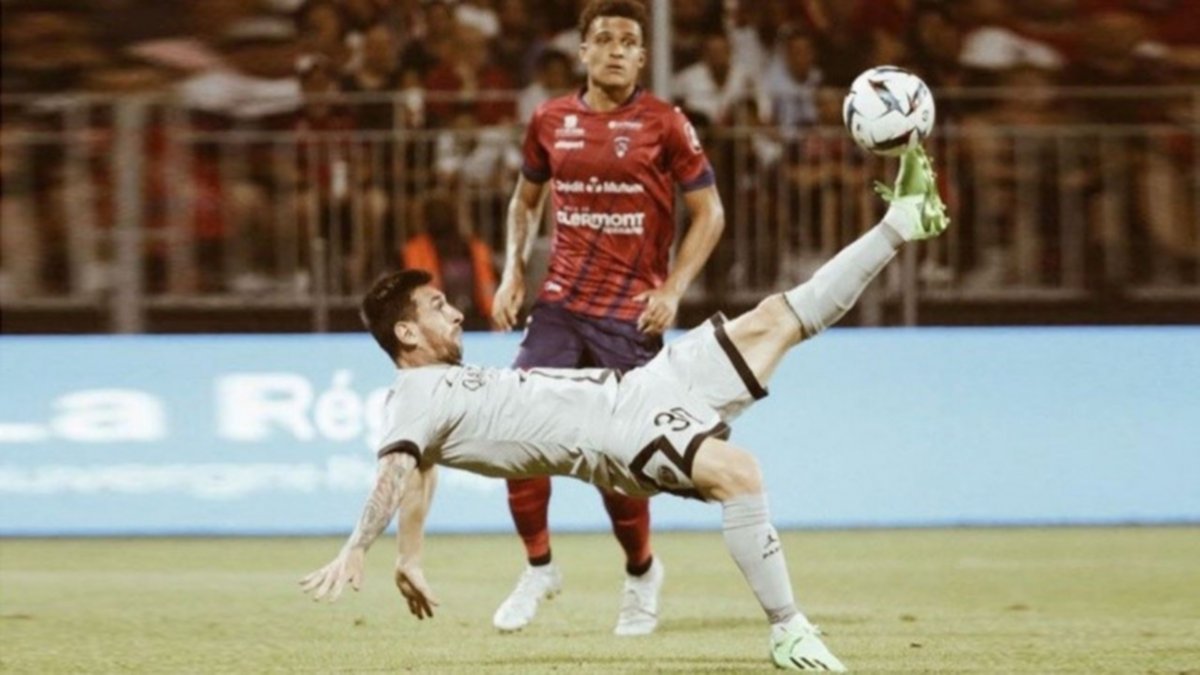 Messi hizo dos goles, con una chilena de otra galaxia