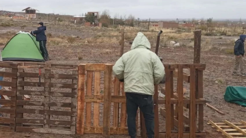 Más de 40 familias tomaron un predio en Centenario