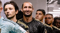 ¡Inédito! Chiellini y una mano estilo voley