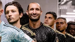 ¡Inédito! Chiellini y una mano estilo voley