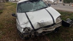 Tremendo choque entre un auto y una moto: hay heridos