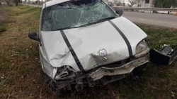 Tremendo choque entre un auto y una moto: hay heridos