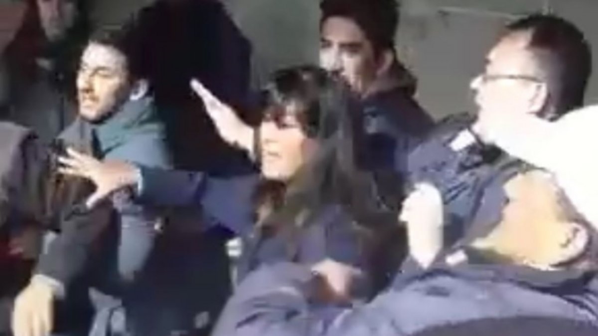 La intendenta en medio de las piñas de empleados municipales