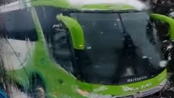 Un colectivo despistó sobre la Ruta 40