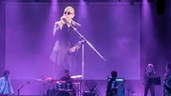Lo hizo otra vez: Indio Solari cantó desde la pantalla