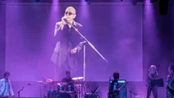 Lo hizo otra vez: Indio Solari cantó desde la pantalla