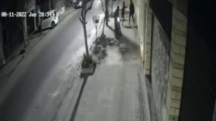 Evitó a golpes que dos motochorros le roben