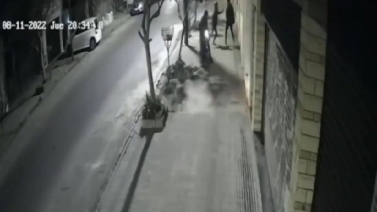 Evitó a golpes que dos motochorros le roben